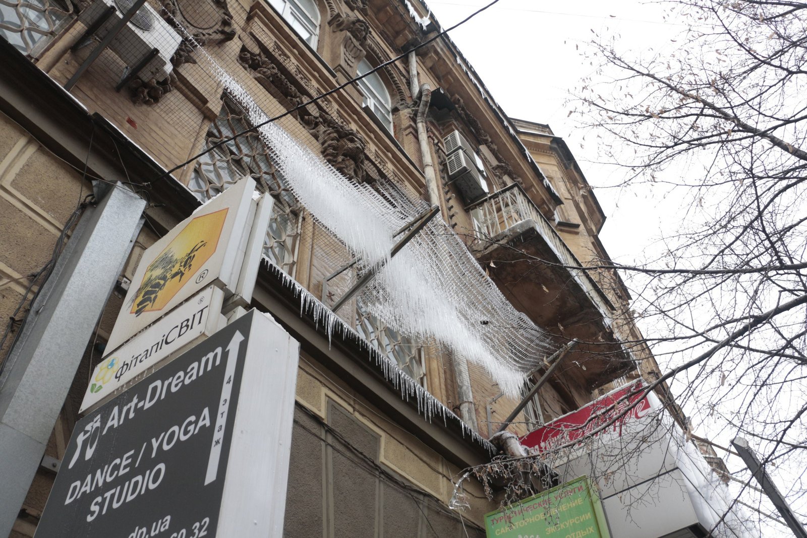 Будь внимательнее: Днепр атакуют опасные сосульки (ФОТО) 5