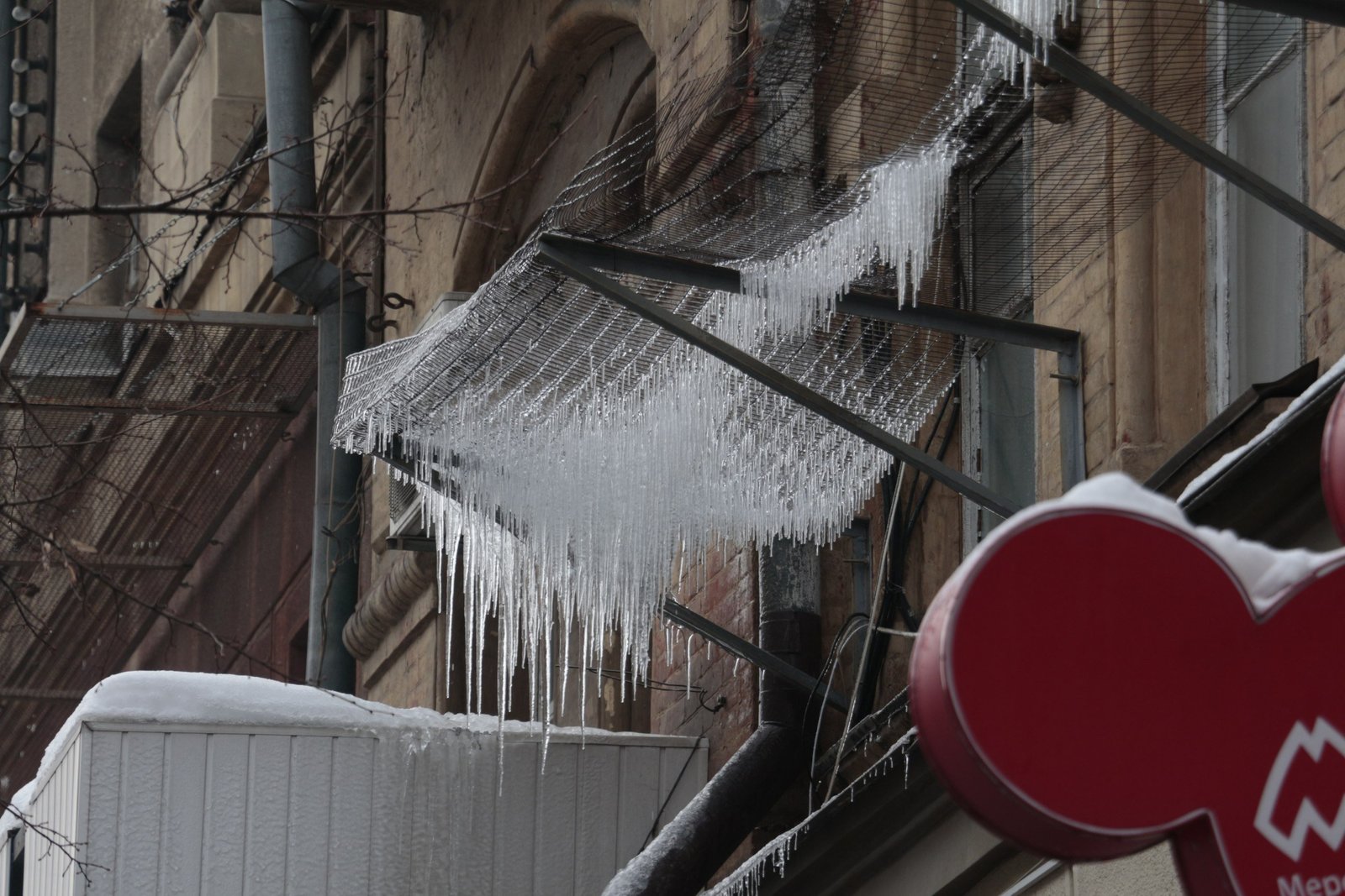 Будь внимательнее: Днепр атакуют опасные сосульки (ФОТО) 7