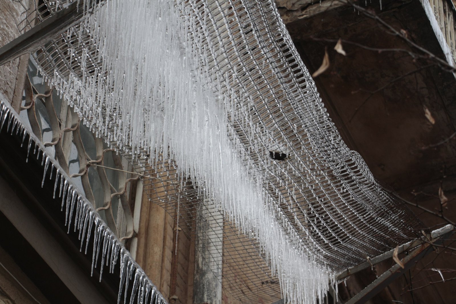 Будь внимательнее: Днепр атакуют опасные сосульки (ФОТО) 8