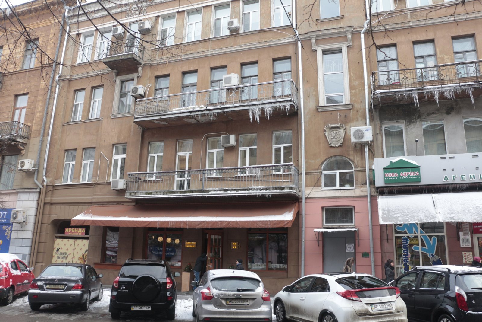 Будь внимательнее: Днепр атакуют опасные сосульки (ФОТО) 9