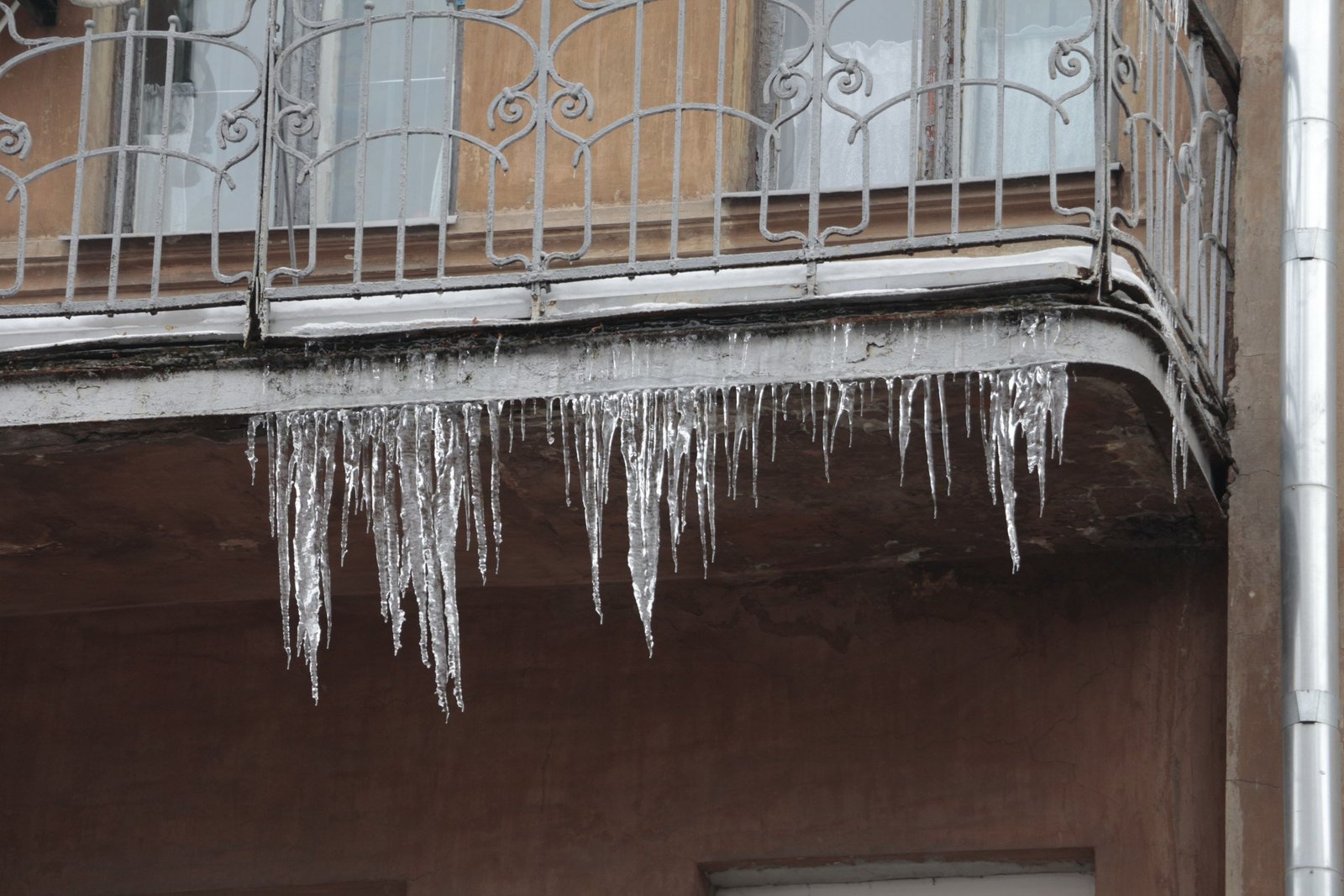 Будь внимательнее: Днепр атакуют опасные сосульки (ФОТО) 10