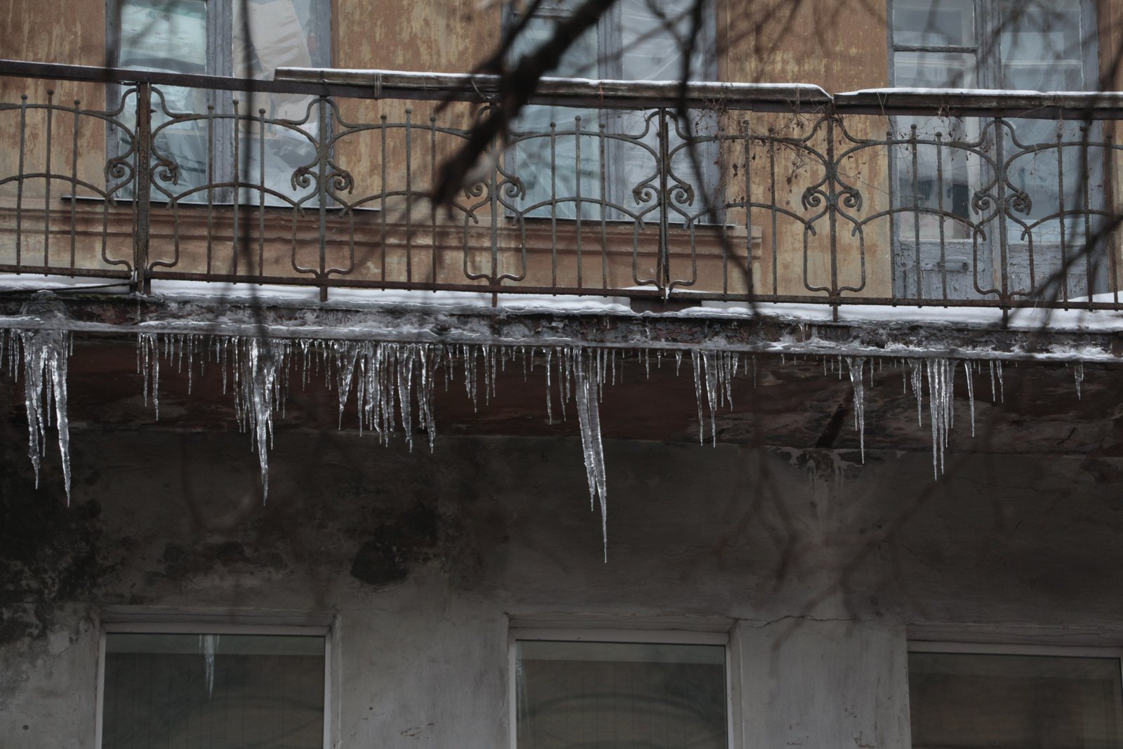 Будь внимательнее: Днепр атакуют опасные сосульки (ФОТО) 11