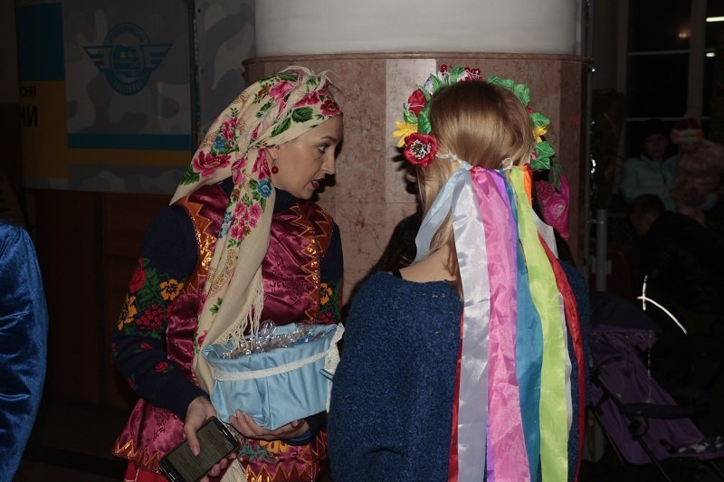 Бойцы АТО и волонтеры пели щедривки на вокзале (ФОТО, ВИДЕО) 2