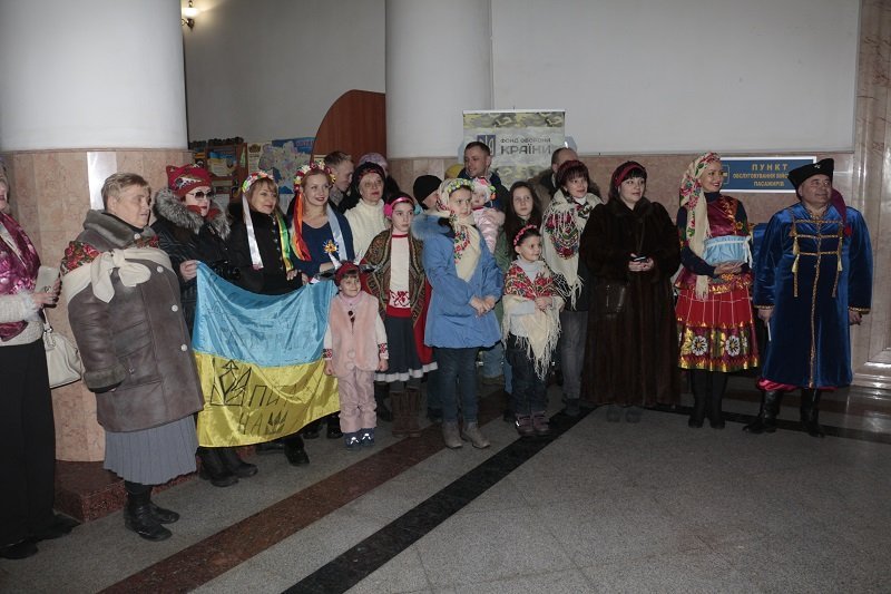 Бойцы АТО и волонтеры пели щедривки на вокзале (ФОТО, ВИДЕО) 3