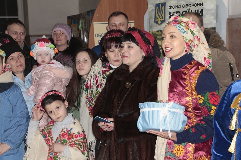 Бойцы АТО и волонтеры пели щедривки на вокзале (ФОТО, ВИДЕО) 8