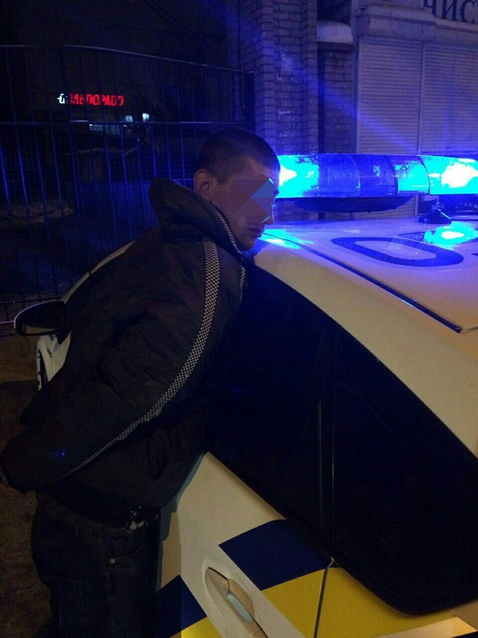 Ограбление в Днепре: неизвестный вырвал у девушки сумку и убежал 1