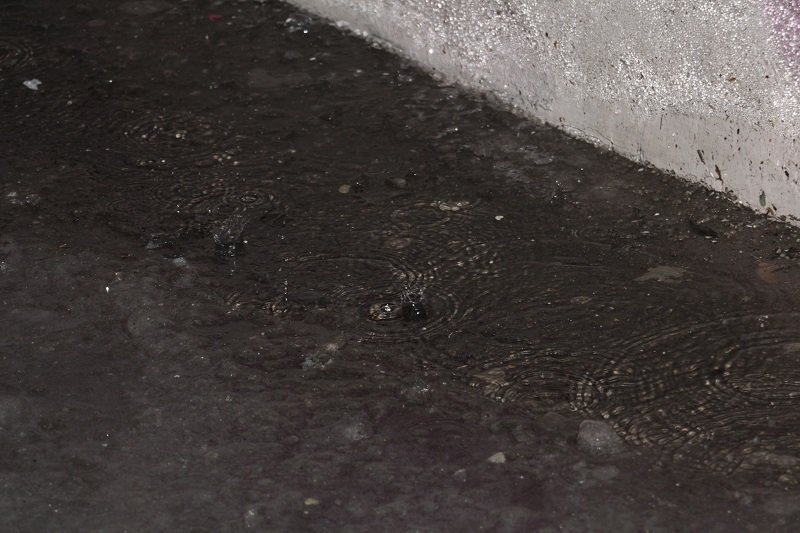 Скользкие улицы и везде лужи: в Днепр пришла оттепель  (ФОТО) 1