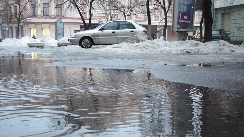 Скользкие улицы и везде лужи: в Днепр пришла оттепель  (ФОТО) 2