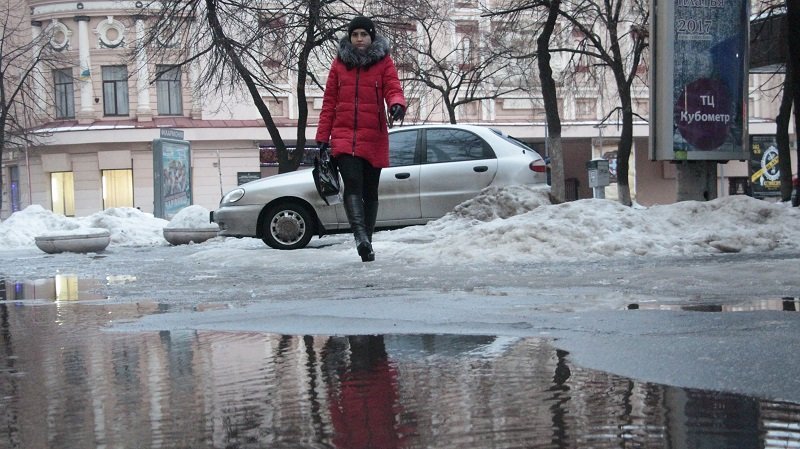 Скользкие улицы и везде лужи: в Днепр пришла оттепель  (ФОТО) 3