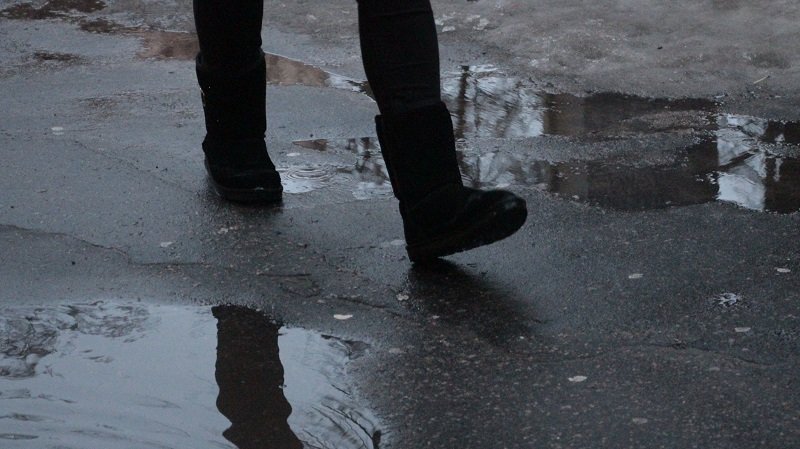 Скользкие улицы и везде лужи: в Днепр пришла оттепель  (ФОТО) 5