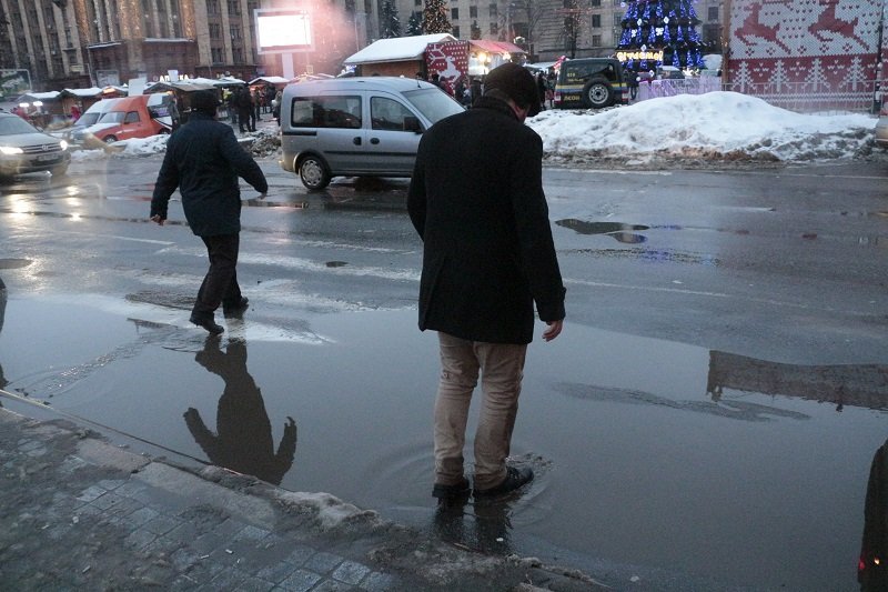 Скользкие улицы и везде лужи: в Днепр пришла оттепель  (ФОТО) 7