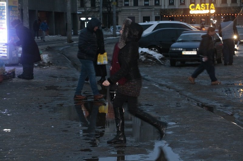 Скользкие улицы и везде лужи: в Днепр пришла оттепель  (ФОТО) 10