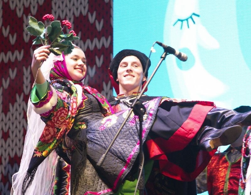 Народные танцы, уличные артисты, праздничный парад: в Днепре отмечают Старый Новый год (ФОТО) 1