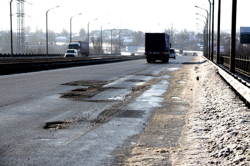 Яма на яме: когда отремонтируют дорогу на съезде с Кайдакского моста (ФОТО) 1