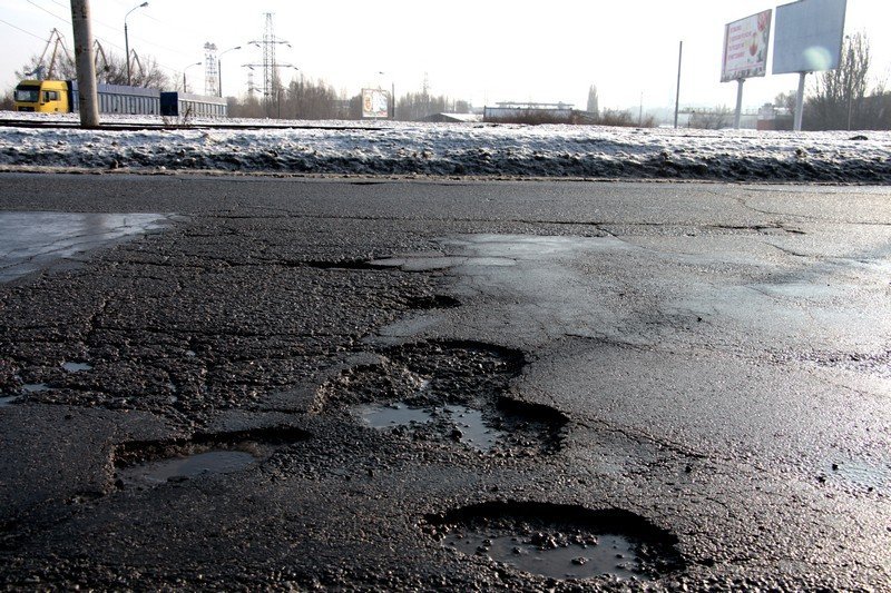 Яма на яме: когда отремонтируют дорогу на съезде с Кайдакского моста (ФОТО) 7