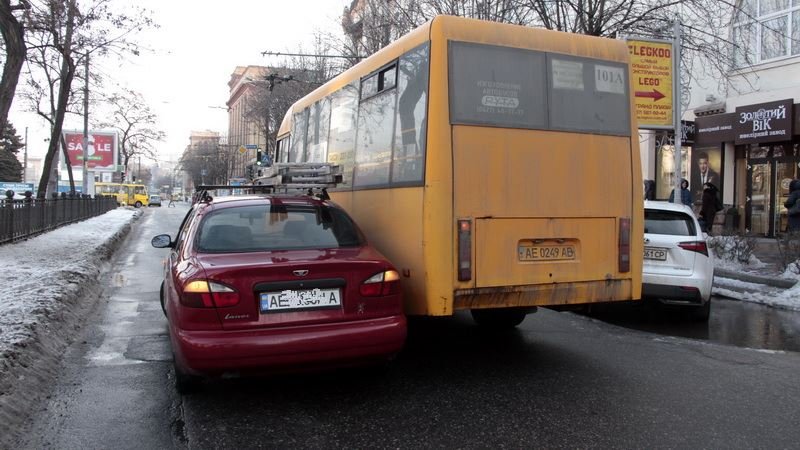 На Яворницкого столкнулись маршрутка и Daewoo: большая пробка в центре города (ФОТО, ВИДЕО) 3