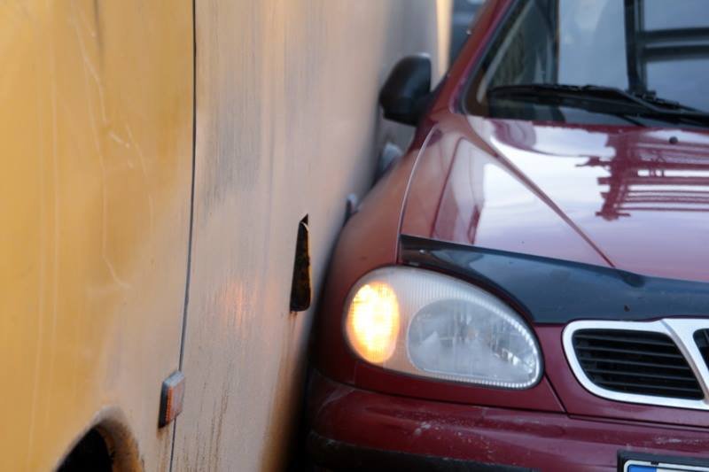 На Яворницкого столкнулись маршрутка и Daewoo: большая пробка в центре города (ФОТО, ВИДЕО) 4