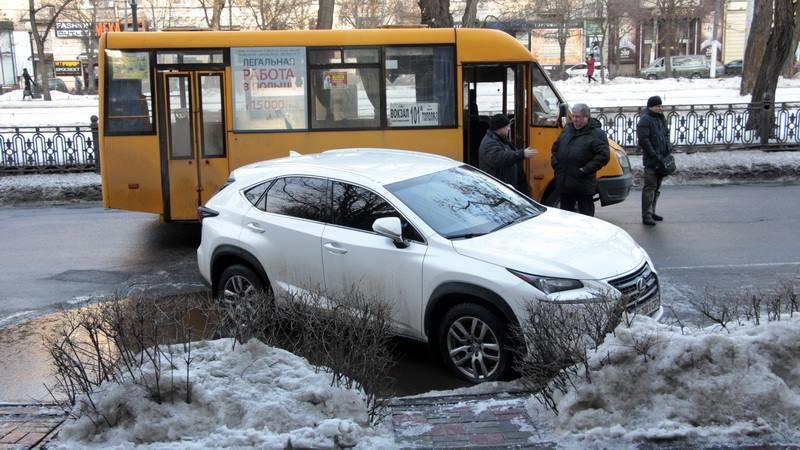На Яворницкого столкнулись маршрутка и Daewoo: большая пробка в центре города (ФОТО, ВИДЕО) 5