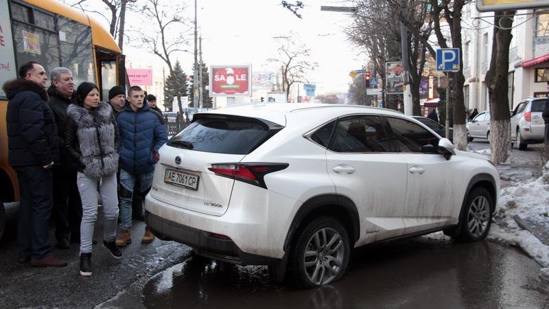 На Яворницкого столкнулись маршрутка и Daewoo: большая пробка в центре города (ФОТО, ВИДЕО) 6