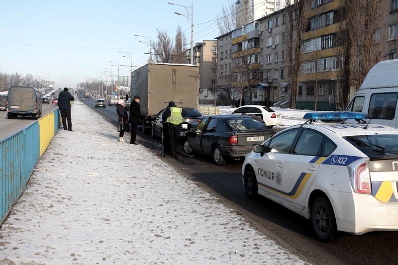 На Слобожанском столкнулись 3 автомобиля: образовалась пробка (ФОТО) 1