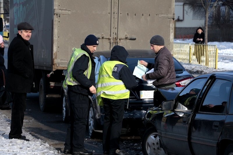 На Слобожанском столкнулись 3 автомобиля: образовалась пробка (ФОТО) 2