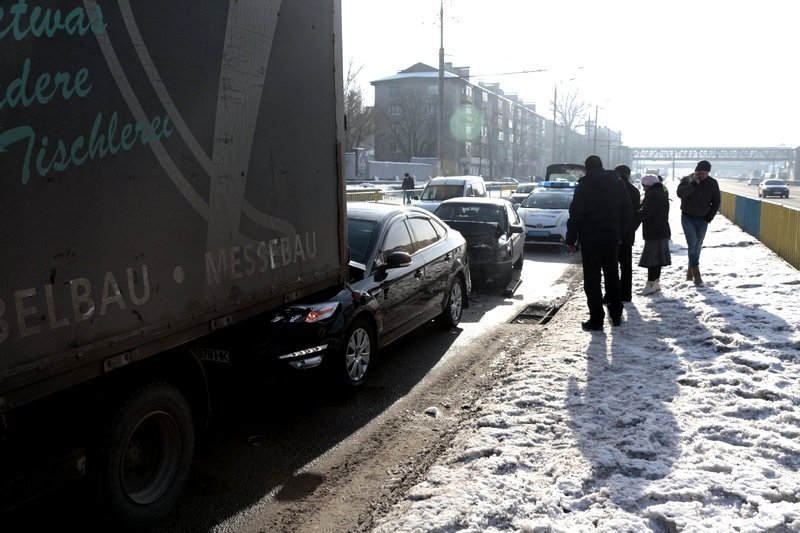 На Слобожанском столкнулись 3 автомобиля: образовалась пробка (ФОТО) 3