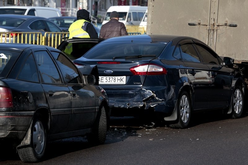 На Слобожанском столкнулись 3 автомобиля: образовалась пробка (ФОТО) 7