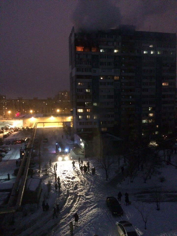 Сильный пожар на Коммунаре: горит квартира на 14-м этаже высотного дома, эвакуируют людей (ФОТО) 1
