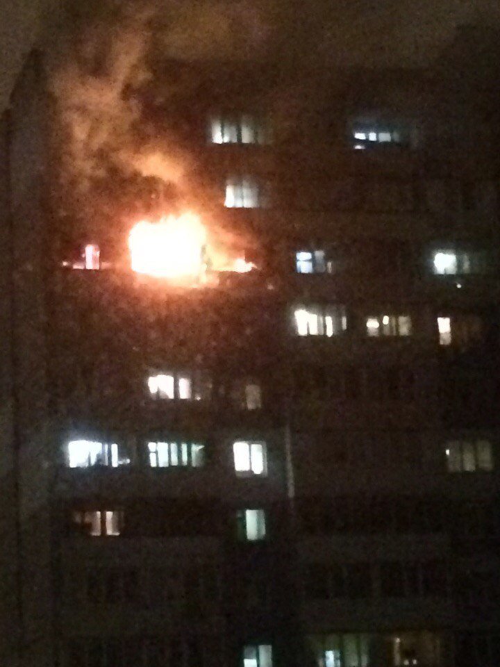 Сильный пожар на Коммунаре: горит квартира на 14-м этаже высотного дома, эвакуируют людей (ФОТО) 3