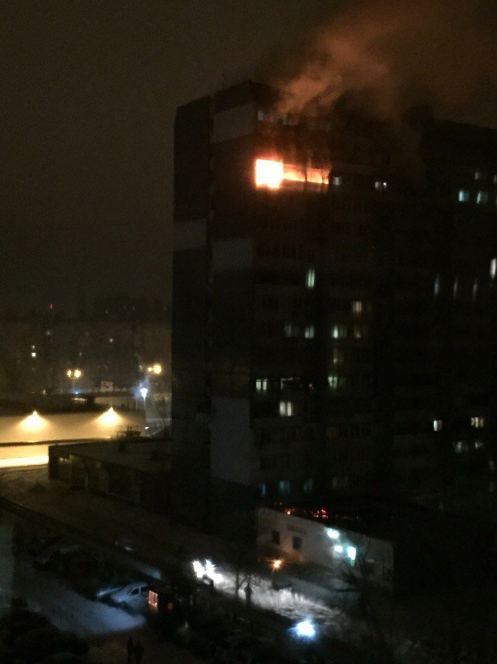 Сильный пожар на Коммунаре: горит квартира на 14-м этаже высотного дома, эвакуируют людей (ФОТО) 4