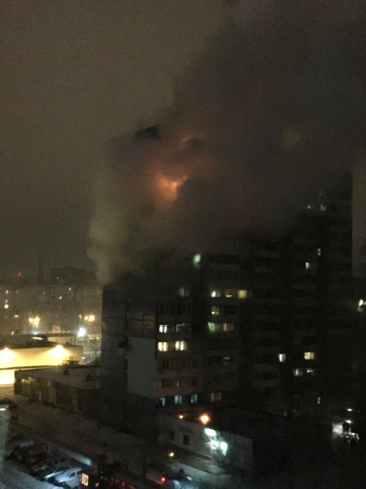 Сильный пожар на Коммунаре: горит квартира на 14-м этаже высотного дома, эвакуируют людей (ФОТО) 6