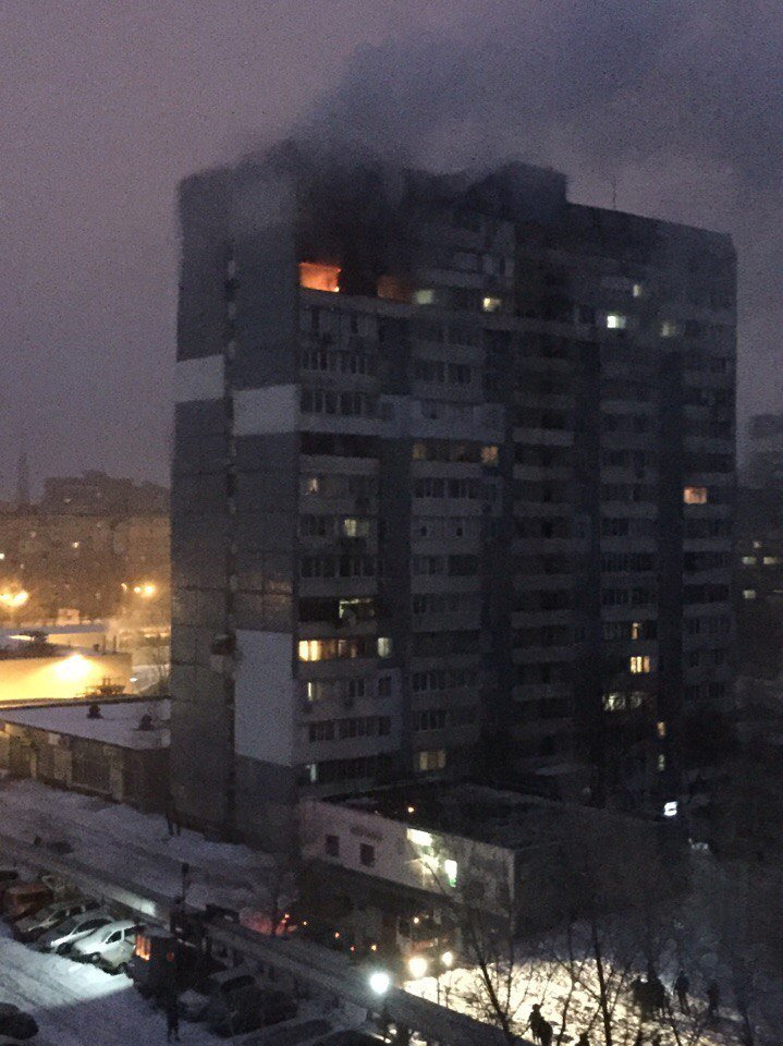 Сильный пожар на Коммунаре: горит квартира на 14-м этаже высотного дома, эвакуируют людей (ФОТО) 7