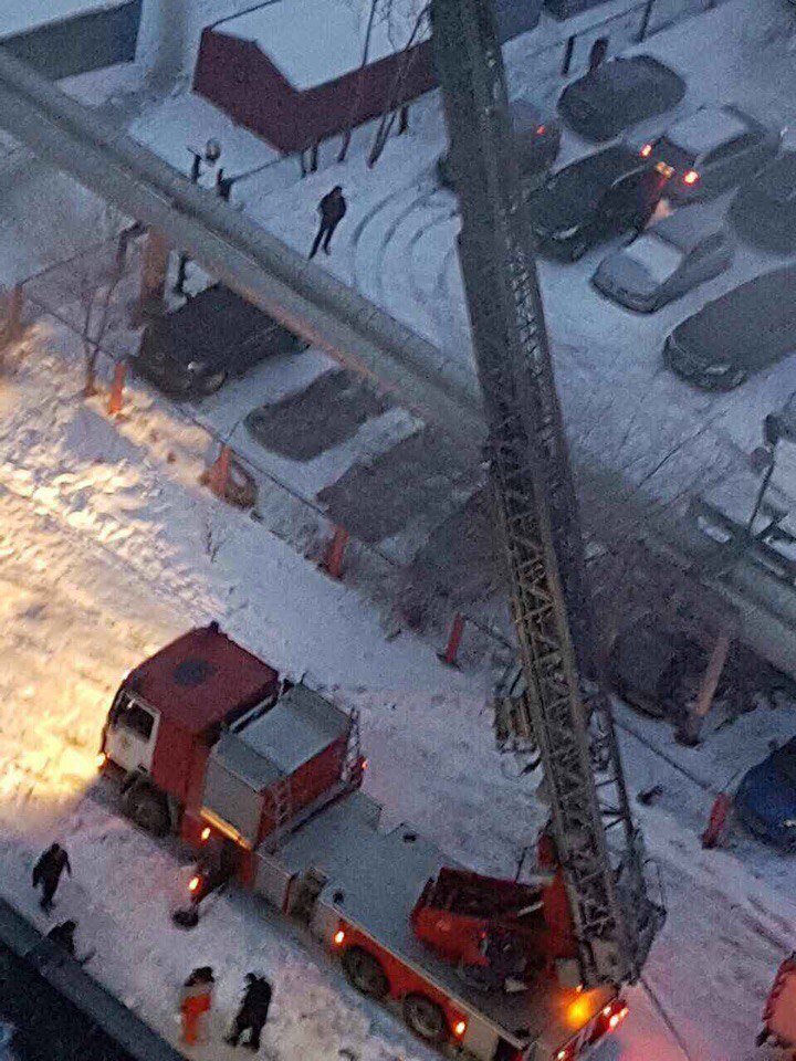 Сильный пожар на Коммунаре: горит квартира на 14-м этаже высотного дома, эвакуируют людей (ФОТО) 9