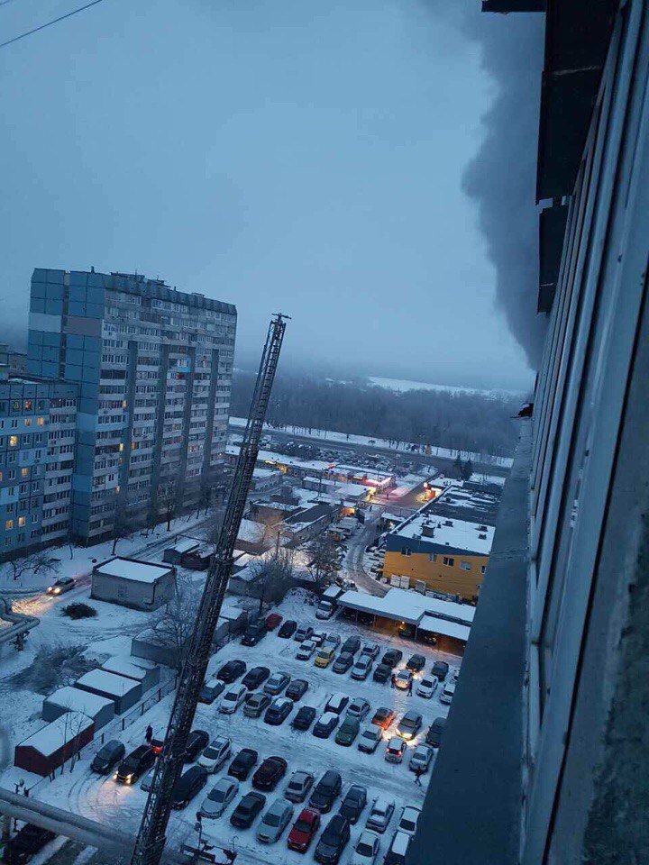 Сильный пожар на Коммунаре: горит квартира на 14-м этаже высотного дома, эвакуируют людей (ФОТО) 10