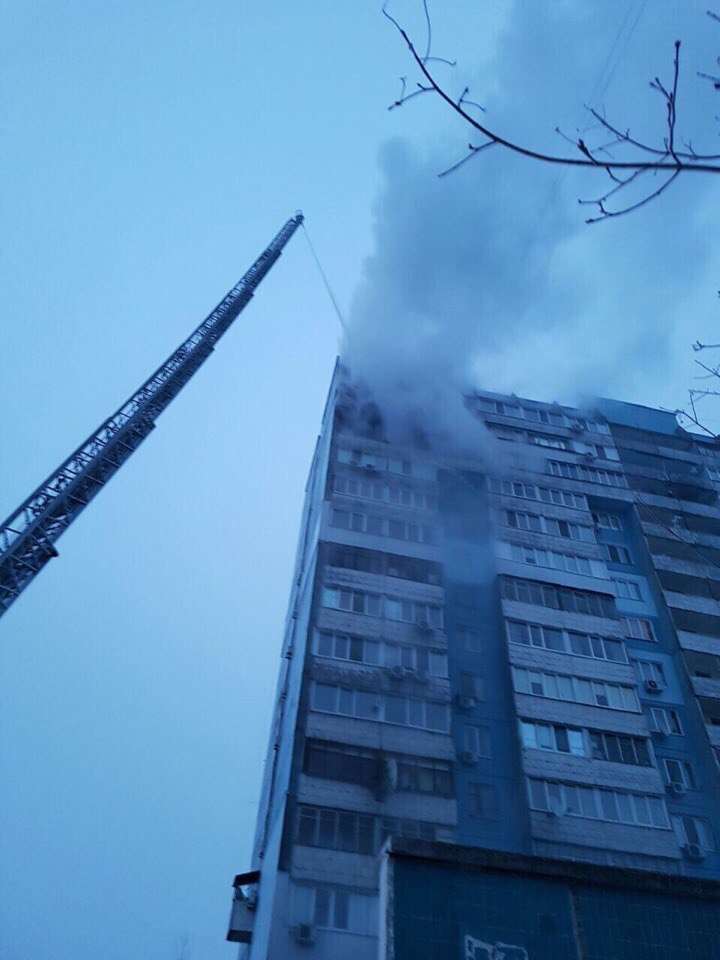 Сильный пожар на Коммунаре: горит квартира на 14-м этаже высотного дома, эвакуируют людей (ФОТО) 13