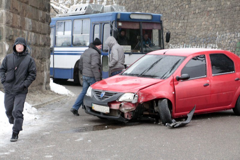 Авария возле памятника Славы: водитель не справился с управлением 1