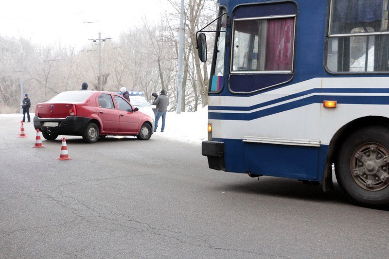 Авария возле памятника Славы: водитель не справился с управлением 2