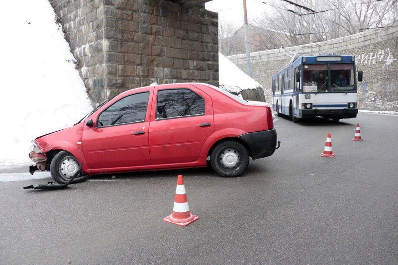 Авария возле памятника Славы: водитель не справился с управлением 3