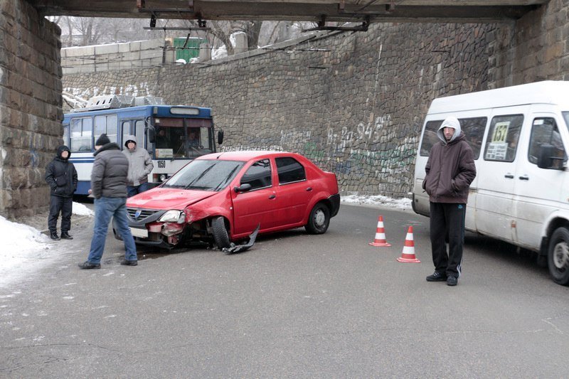 Авария возле памятника Славы: водитель не справился с управлением 4