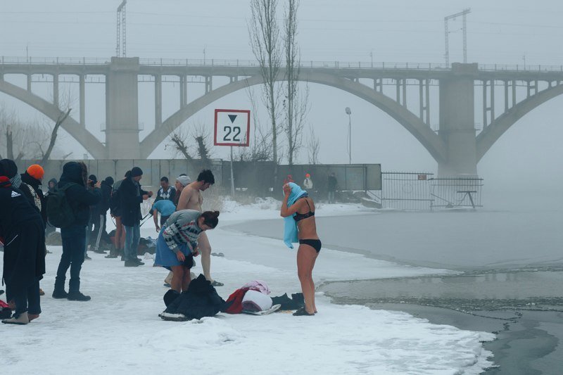 Крещение в Днепре: как в туман на Монастырском горожане купались (ФОТО) 3