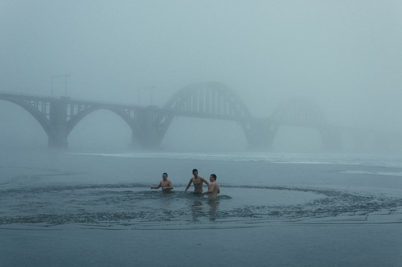 Крещение в Днепре: как в туман на Монастырском горожане купались (ФОТО) 4