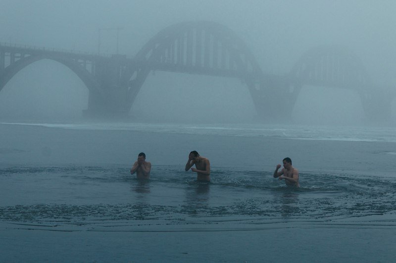 Крещение в Днепре: как в туман на Монастырском горожане купались (ФОТО) 5