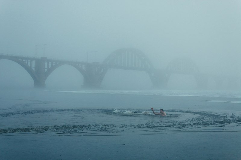 Крещение в Днепре: как в туман на Монастырском горожане купались (ФОТО) 6