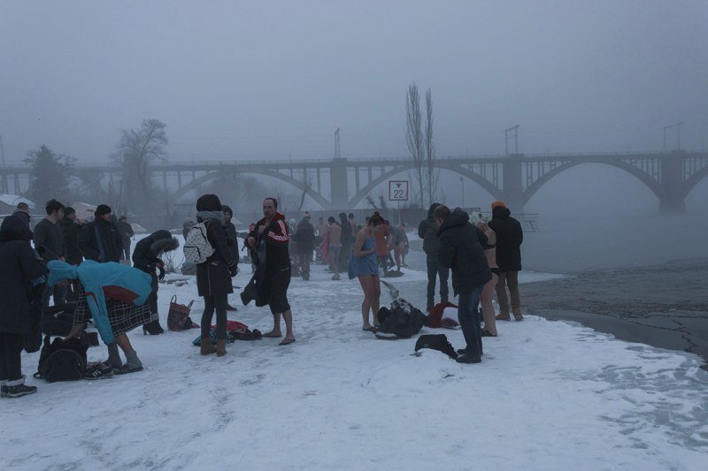 Крещение в Днепре: как в туман на Монастырском горожане купались (ФОТО) 7