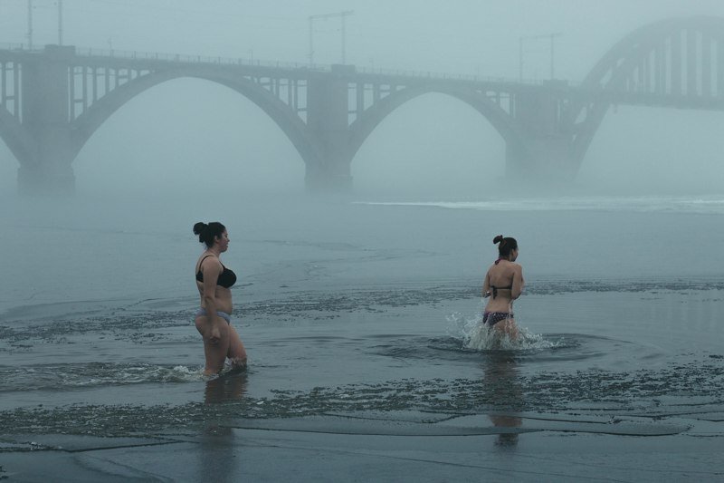 Крещение в Днепре: как в туман на Монастырском горожане купались (ФОТО) 8