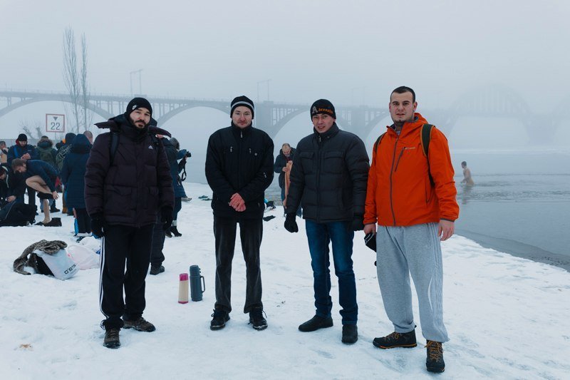 Крещение в Днепре: как в туман на Монастырском горожане купались (ФОТО) 9