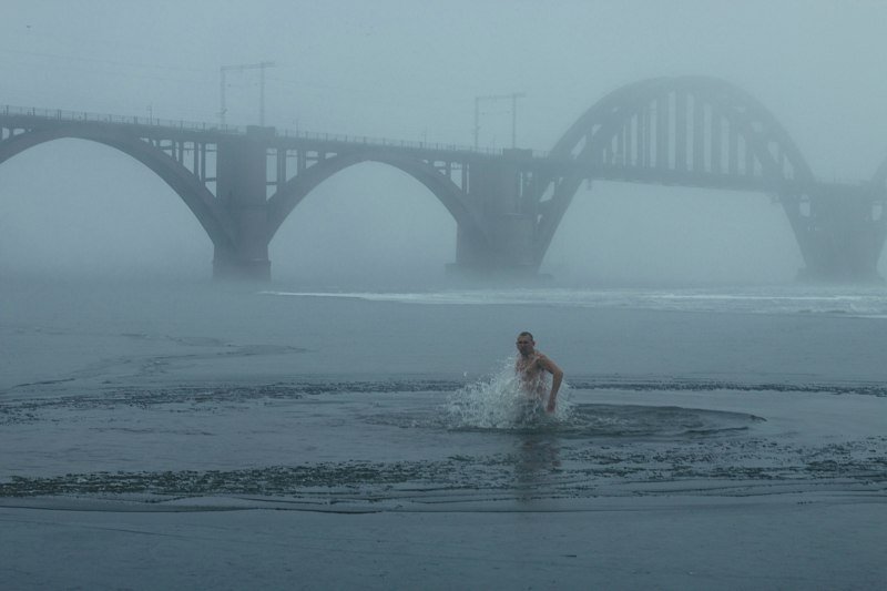 Крещение в Днепре: как в туман на Монастырском горожане купались (ФОТО) 10