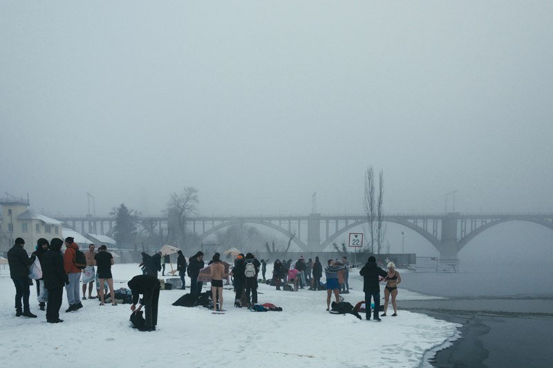 Крещение в Днепре: как в туман на Монастырском горожане купались (ФОТО) 11