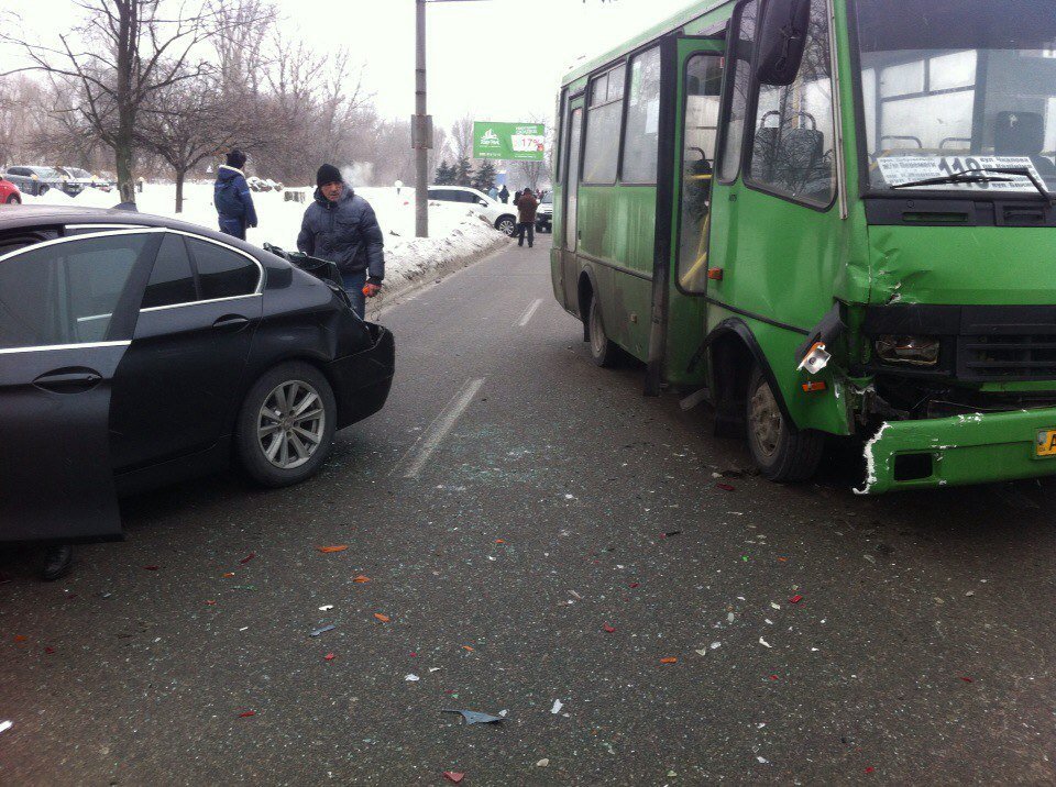 ДТП возле ресторана "Хутор": столкнулись маршрутка, BMW и микроавтобус или как люди троллейбус толкали (ФОТО) 1