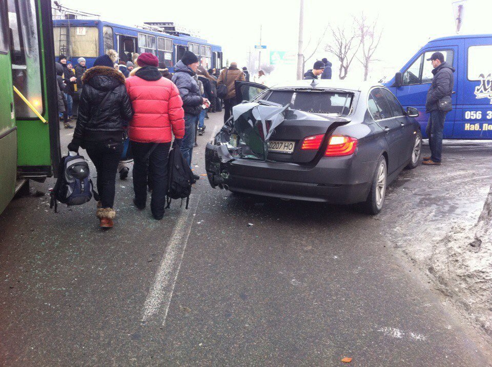 ДТП возле ресторана "Хутор": столкнулись маршрутка, BMW и микроавтобус или как люди троллейбус толкали (ФОТО) 2